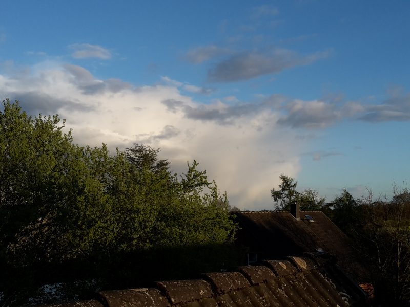 Von Westen Schauer und Gewitter